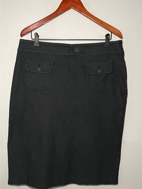 Larry Levine Black Knee-Length Pencil Skirt with Front Flap Pockets